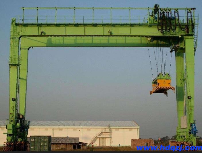 輪胎式門(mén)式起重機(jī)