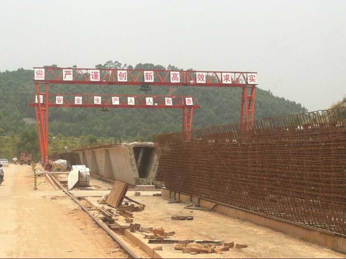 通用門(mén)式起重機(jī)圖片